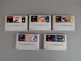 quatre cartouches de jeux Nintendo posées sur une table