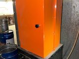 une boîte orange posée sur une boîte noire