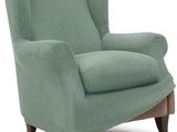 le fauteuil est recouvert d'un tissu vert