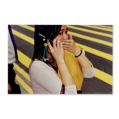 une femme qui parle au téléphone portable alors qu'elle se trouve dans la rue