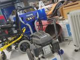 Il y a de nombreux types de tondeuses à gazon dans ce garage.