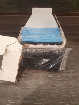 de nombreuses boîtes contenant des objets bleus et blancs posées sur une table