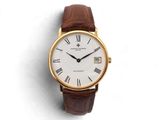 un gros plan d'une montre-bracelet avec des chiffres romains sur fond blanc
