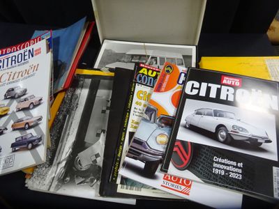 beaucoup de livres et de magazines posés sur une table