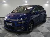 une citrole bleue garee sur le sol en damier d'un garage