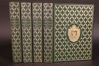 trois livres verts ornés de motifs dorés, posés sur une table