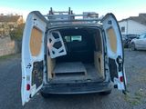 une camionnette blanche garée sur le parking