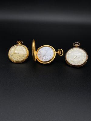 trois montres de poche en or avec des chiffres romains et des chiffres romains