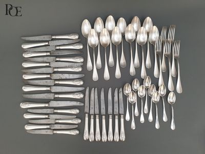 beaucoup de cuillères et de fourchettes sur la table