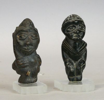 Deux statuettes "Pomdo" en stéatite (pierre à savon) figuran…