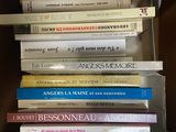 plusieurs livres empilés sur une étagère