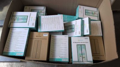 une boîte en carton remplie de nombreux types de papiers différents