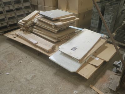 une pile de livres posée sur une palette dans un entrepôt