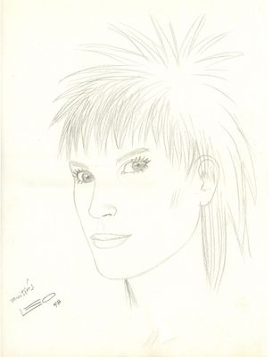 dessin au crayon représentant une femme aux cheveux courts et portant des piercings