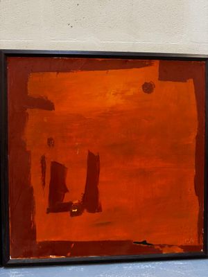tableau représentant des tons orange et marron sur un mur blanc, encadré de noir