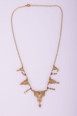 un collier en or orné d'un motif d'oiseau