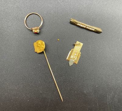 un gros plan d'un objet métallique muni d'un anneau et d'un bâton