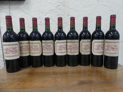 six bouteilles de vin rouge alignées sur une table en bois