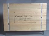 une image représentant une boîte en bois sur laquelle figure une étiquette portant l'inscription « Château Hunter Bailey Grand Cru Classé »