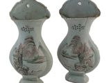 deux vases posés côte à côte sur une surface blanche