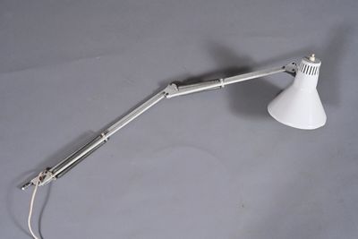 l'image d'une lampe posée sur une table