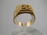 l'image d'une bague en or ornée d'une croix
