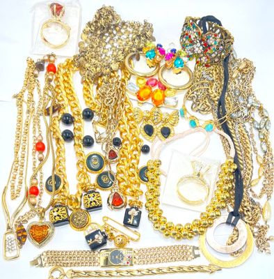 de nombreux types de bijoux sur la table