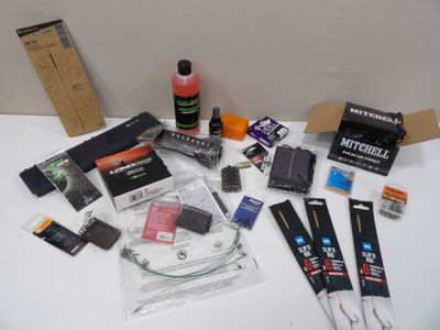 une photo montrant divers objets posés sur une table