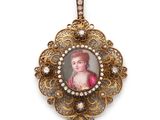l'image d'une photo représentant une femme en robe rose sur un pendentif plaqué or