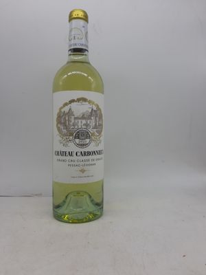la bouteille de vin blanc est posée sur la table