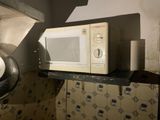 un micro-ondes posé sur un comptoir dans une cuisine