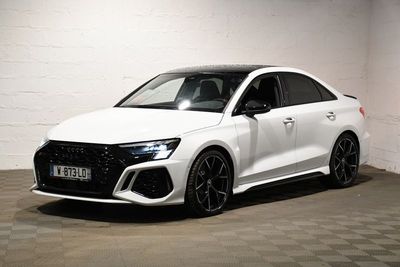 Audi RS4 berline 2020, carrosserie blanche avec des touches de noir