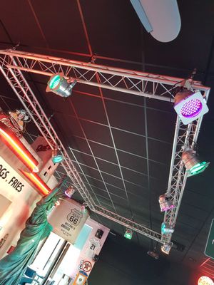 many lights that are hanging from the ceiling in the room