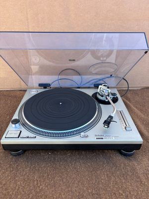 une image représentant une platine sur laquelle est posé un tourne-disque