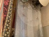 une théière et une tasse posées sur un lit