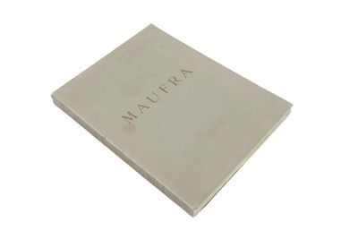 une image représentant un livre blanc sur lequel est inscrit le mot « madura »