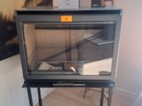 une image représentant une vitrine en verre dans laquelle se trouve une souris