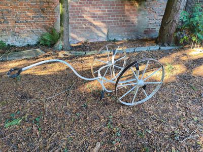 un vélo attaché à une charrue dans la cour