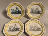 quatre assiettes ornées de photos de personnes, posées sur une table