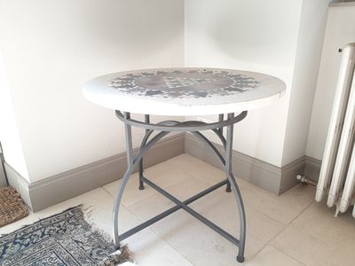 une table blanche ornée d'un motif en noir et blanc