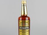 une photo d'une bouteille de whisky posée sur une table
