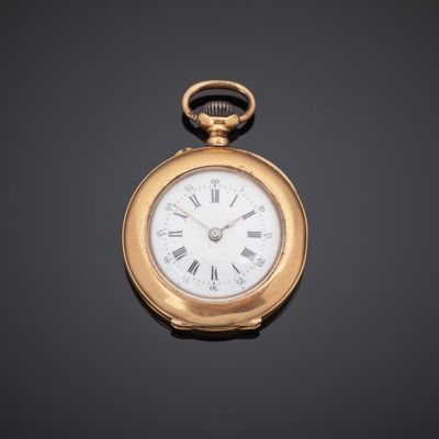 une montre de poche en or avec des chiffres romains