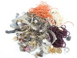 une pile de bijoux assortis sur une surface blanche