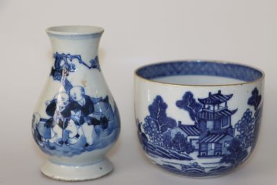 deux vases bleus et blancs posés l'un à côté de l'autre sur une table