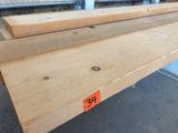 deux morceaux de bois sont empilés l'un sur l'autre