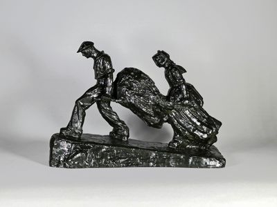 statue représentant un homme portant une femme à cheval, posée sur un rocher