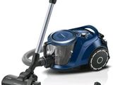 un gros plan d'un aspirateur bleu muni d'une poignée noire