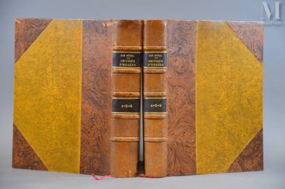 un vieux livre contenant deux autres livres, posé sur une table