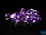 un bouquet d'améthystes violettes sur un fond noir