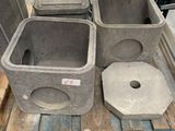 plusieurs conteneurs en béton posés sur une palette dans un entrepôt